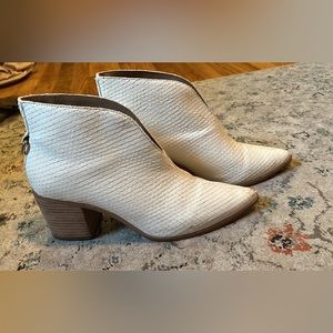 Brand new condition Kaanas boots sz 9 sell for $200